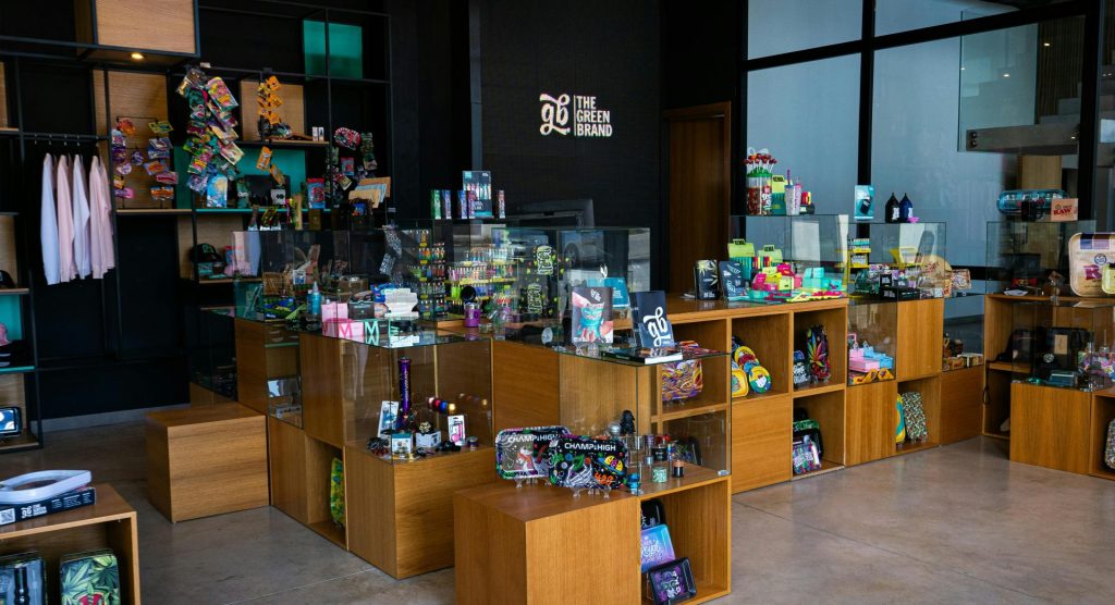 Una tienda llena de muchos artículos diferentes.